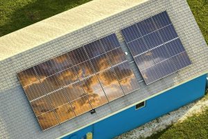 Saulės elektrinė ūkiuose: kaip panaudoti pastatų stogus energetinei nepriklausomybei?